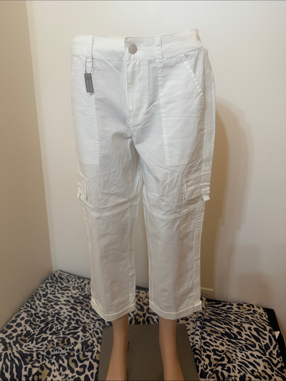 Boston Proper White Cropped Cargo Pants with Logo Tag Pockets on the Side & Back